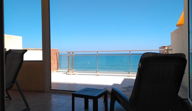 Beachfront apartment, 1st line. Semi-enclosed terrace, 2 rooms and parking