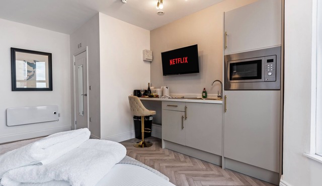 Beachfront Aparthotel, Seaview Apartment with free parking #1n