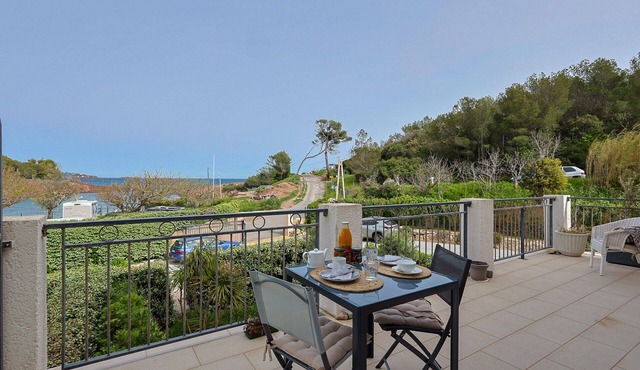 Beachfront apartment for two persons with large patio and underground garage