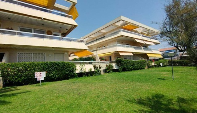 Beachfront Apartment with Pool Access in Miami Playa