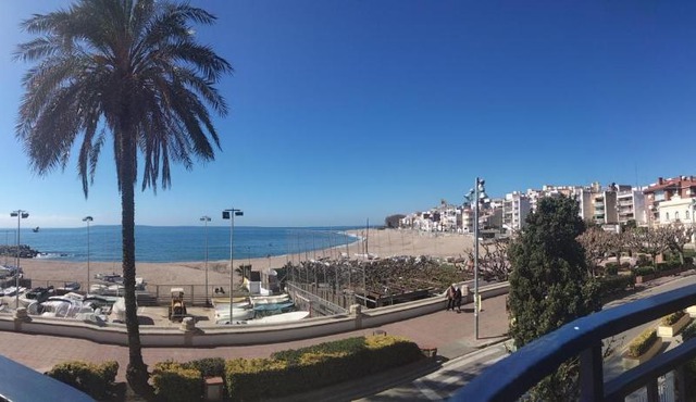 Beachfront Apartment with Sea Views & Private Parking