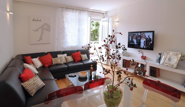 Beachfront Apartment Barbara, near Bacvice beach walking distance from old town