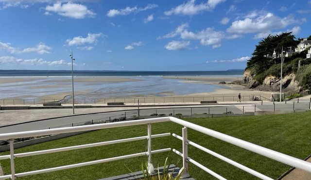 Beachfront apartment with balcony 50 m from the beach