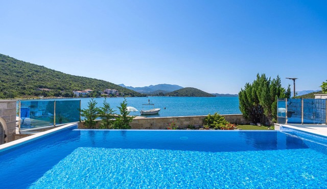Beachfront Apartment house Hon with pool