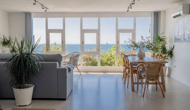 Beachfront Apartment in the City "The Window"