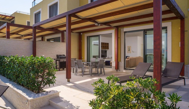 Beachfront Apartment Lemonade with Pool I