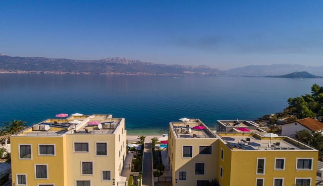 Beachfront Apartment Lemonade with Pool III
