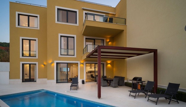 Beachfront Apartment Lemonade with Pool VII