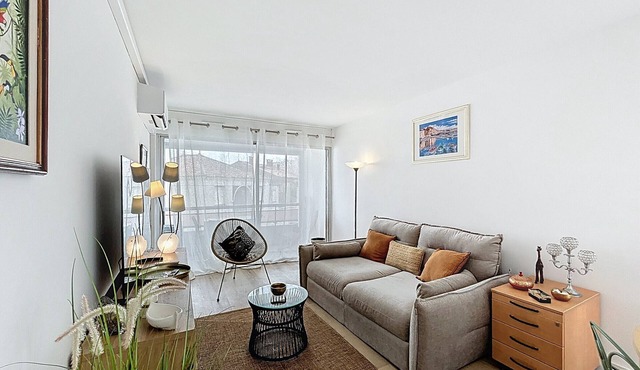 Beachfront apartment with private parking for 4 pers