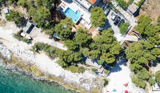 Beachfront apartment with Infinity Pool & BBQ