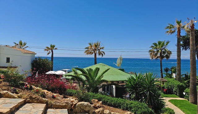Beachfront apartment with amazing views & newly renovated with WiFi and int. TVs