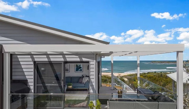 Beachfront Studio - overlooking Moonee beach