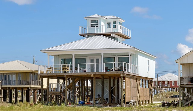 Beachfront bay and gulf , lookout and pier , crab traps , fishin poles !