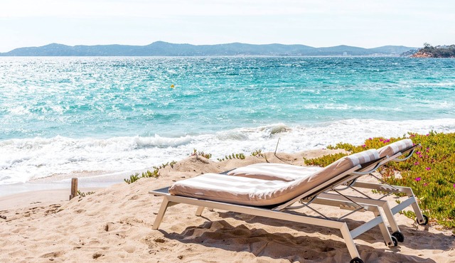 Beachfront beach villa with sand terrace air conditioning