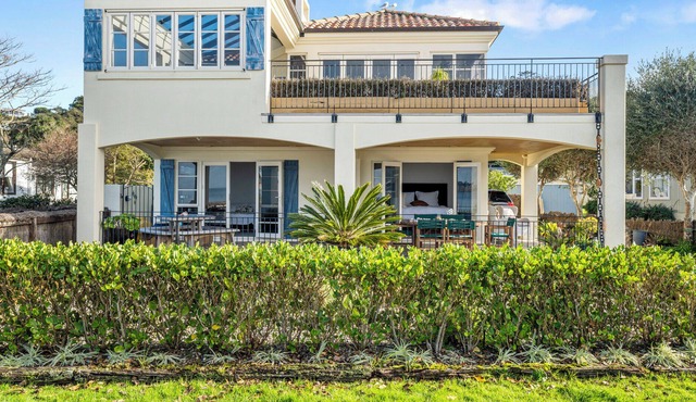 Beachfront Beauty – Arkles Bay Holiday Home