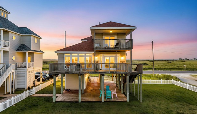Beachfront Beauty with gorgeous Sunsets & Sunrises. King Primary Suite & 2 decks