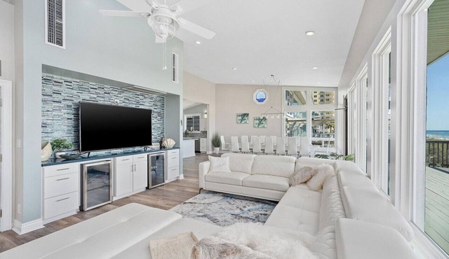 Beachfront Bliss: Spacious Deck, Grill & Unmatched Gulf Views!