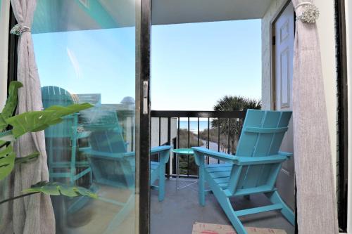 Beachfront Bliss 3BR Oceanfront Condo with Pool and Hot Tub