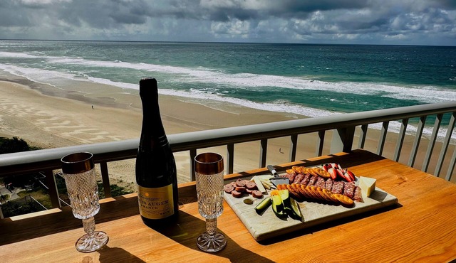 Beachfront Bliss – Views, Pool & Café Next Door