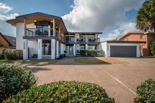 Beachfront Bliss with Panoramic Ocean Views Sleeps 33