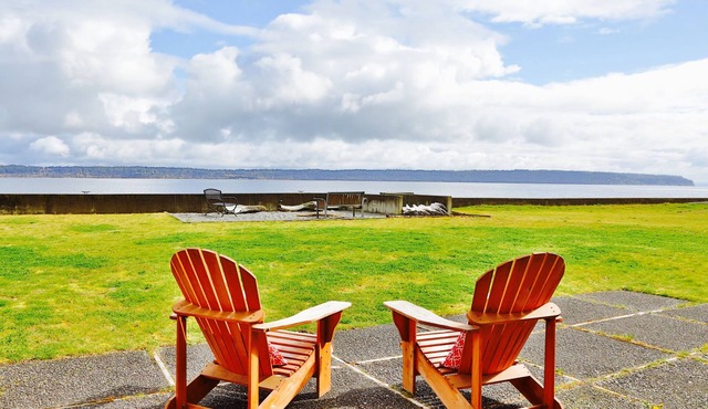 Beachfront Cabin on private, secluded Bells Beach 5 minutes from Langley Village