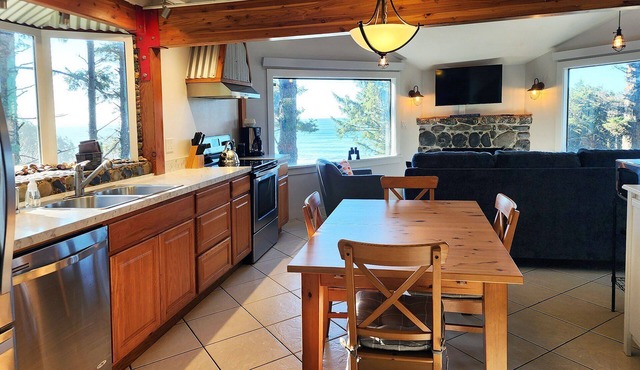 Beachfront Cabin! Private! Ocean Views! Firepit!