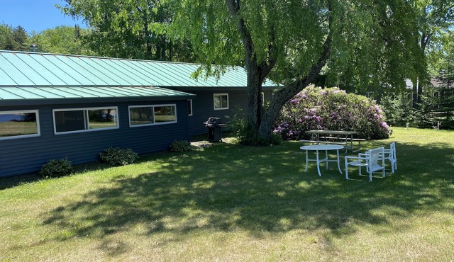 BEACHFRONT CAMP WITH SANDY BEACH ON HINCKLEY LAKE- FAMILY FRIENDLY