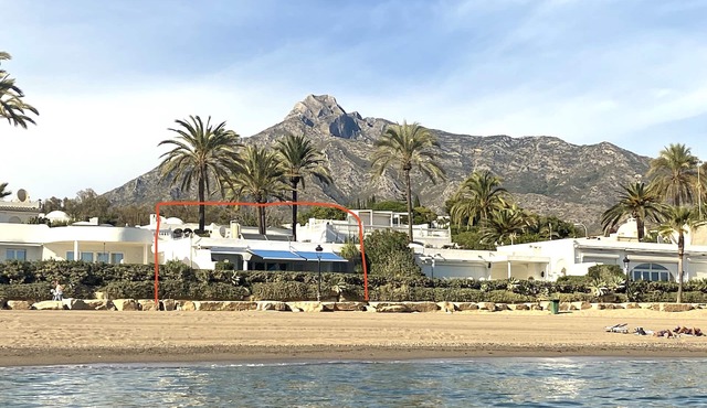 BEACHFRONT , Central, quiet, parking, pool