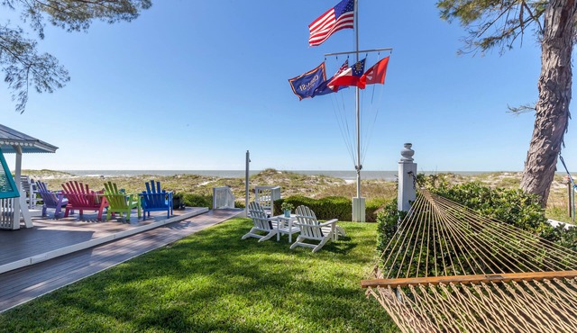 Beachfront, Chic a si Cottage, original vintage Florida charm right on the Gulf