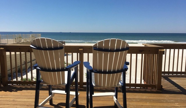 Beachfront! Close to Schooners and St. Andrews St Park. Park at front door! 8PPL