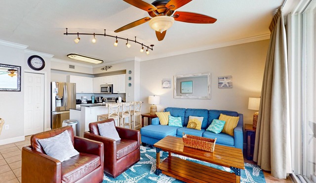Beachfront Condo, gorgeous views, shared pool and beach access