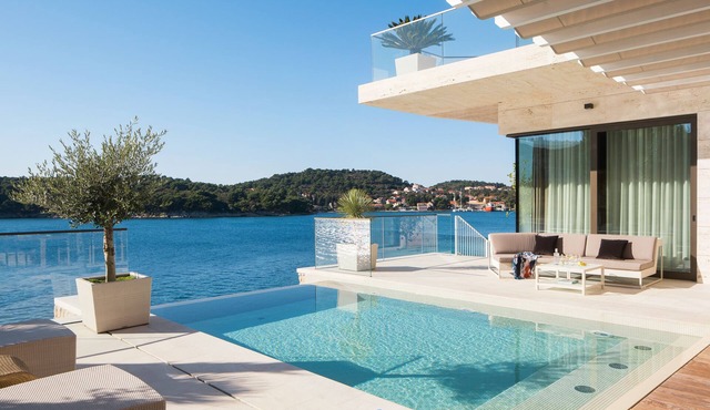 Beachfront Comfort,Prestigious Location, Full experience,Professionally manadged