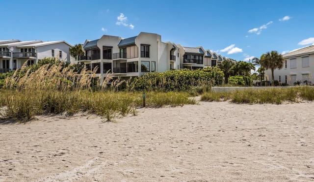 Beachfront Complex: Enjoy Amenities, Beach Gear and Beach Access!