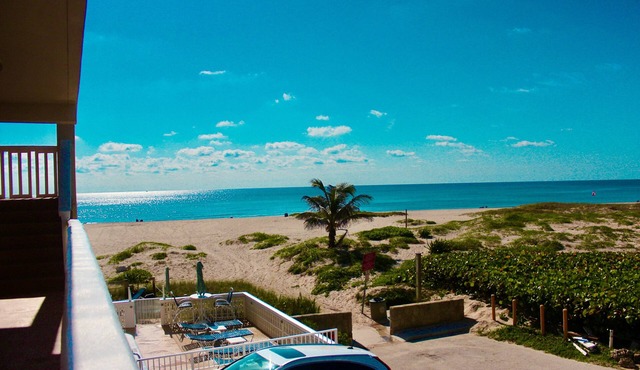 BEACHFRONT COMPLEX STUDIO Sleeps 2 Full Kitchen, Free parking, Heated Pool