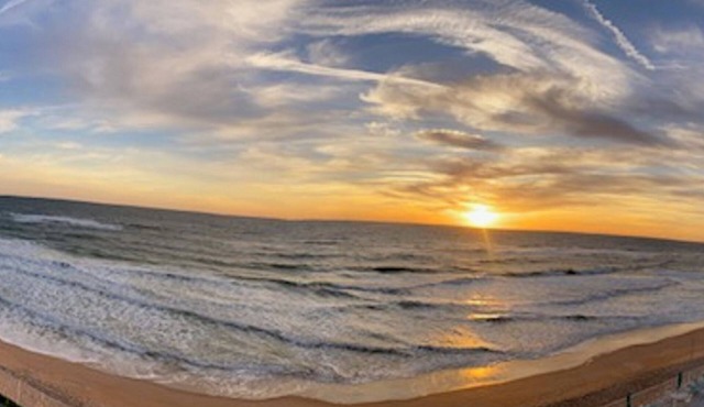 Beachfront Condo at quiet end of Ormond Beach. Snowbirds Welcome !
