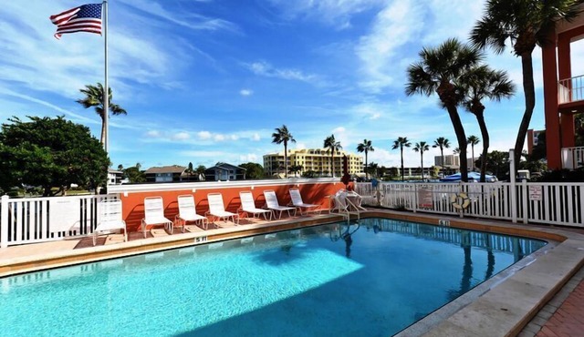 BEACHFRONT CONDO - THREE BEDROOM - HEATED POOL - FREE BOAT DOCKS - RENOVATED