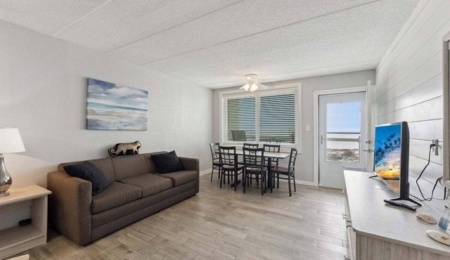Beachfront Condo with a Heated Pool, BBQ Grills