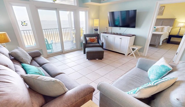 Beachfront condo w. stunning views + resort amenities.