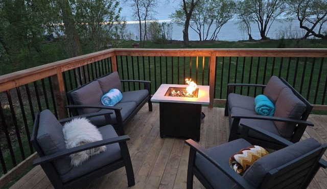 BEACHFRONT COTTAGE *fully renovated*