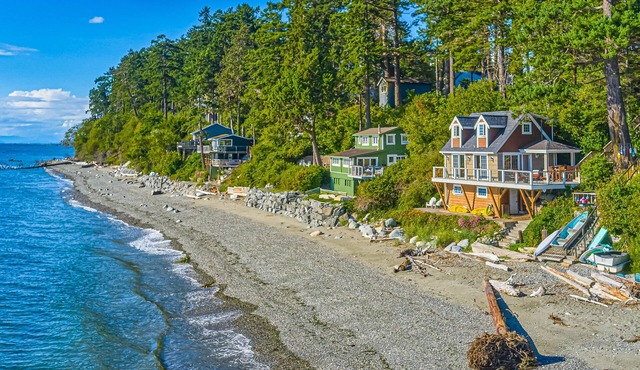 Beachfront cottage with expansive deck, grill, elegant interior, games, & W/D
