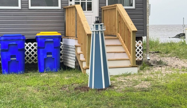 Beachfront cottage in Bowers Beach, sleeps 8+, close to Dover and DE Turf