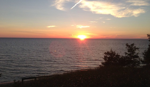 Beachfront Cottage On Lake Michigan! Great Views, Private Setting, Relaxing Days