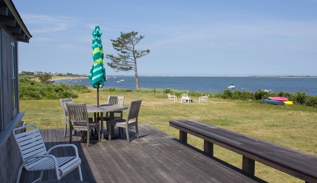 Beachfront Cottage with Amazing Sunset views & Quiet Setting.