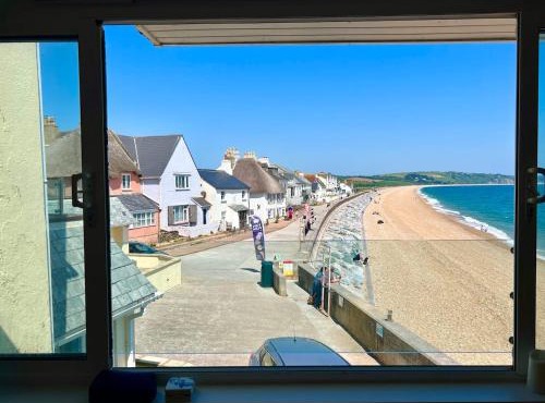 Beachfront Cottage with Sea Views & Coastal Walk