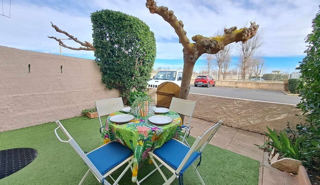 Beachfront Cozy 2-Room Apartment with Private Garden & Parking