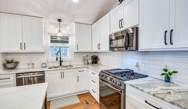 Beachfront Dadeville Family Escape on Lake Martin!
