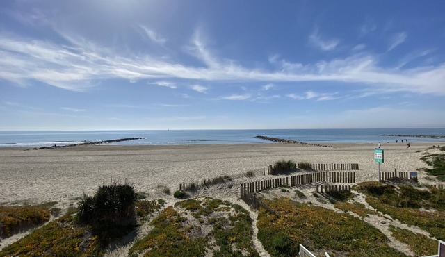 Beachfront Duplex F3, 6 Sleeps, WiFi, Parking, Pets Allowed – 15 min from Montpellier