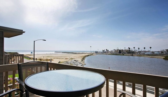 Beachfront End-unit Cottage with whitewater ocean views and private entrance