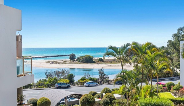 🌴 Beachfront Entire 3 Bed Apartment at Currumbin