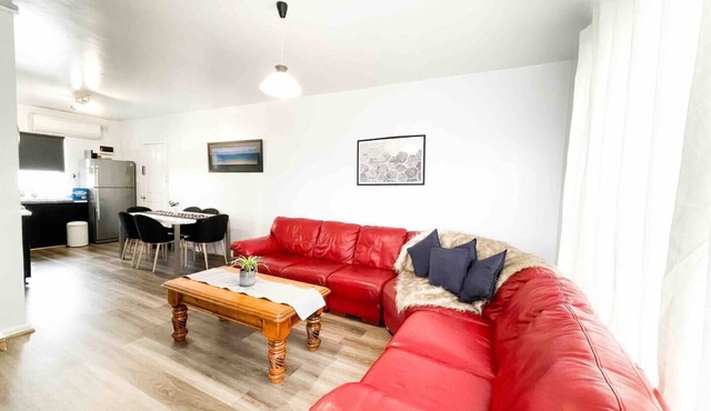 Beachfront Escape No 5: Your Perfect Spot for Fun, Sun, and Sea Right on the Waterfront – Pets Welcome!